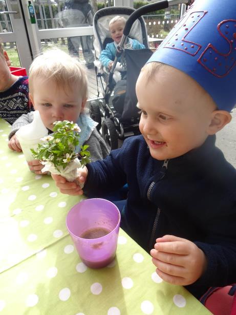 Og kroppen vår i bevegelse vi er mye ute og utfordrer grovmotorikken. Vi er nysgjerrig på hva som skjer under alle bladene. Hva skjer med trær, blomster og småkryp?