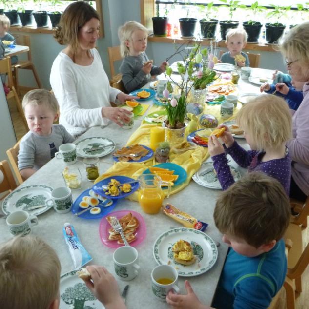 Et hull blir laget nederst på koppen akkurat stort nok til et sugerør.