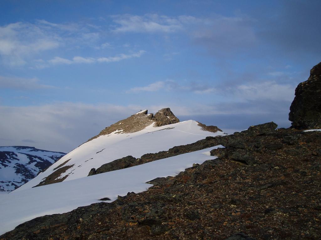 Adjit - 1262 m Ruten følger stien via trimpostkassene på Hengen og Sledo, dette er ei turløype med merket startpunkt fra Oldelelv camping.