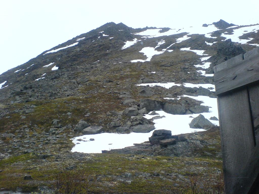 Falsnestinden - 1059 m Ruten følger Bollmannveien med merket startpunkt fra parkeringsplass ved E6/E8. Følg veien opp til bunkeren.