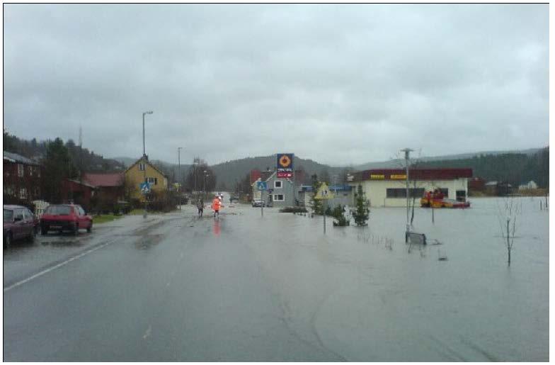 Dette har tidligere ført til omfattende skader på bebyggelse og infrastruktur som ligger i nærheten av elva, som idrettsanlegg, flere boliger,