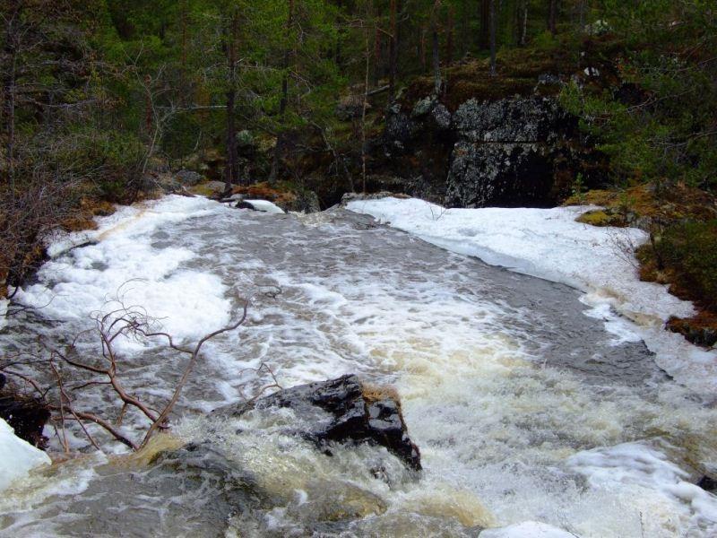 Fossen ovafor brua på Nedre Floten. Kvernåe ved brua på Nedre Floten.