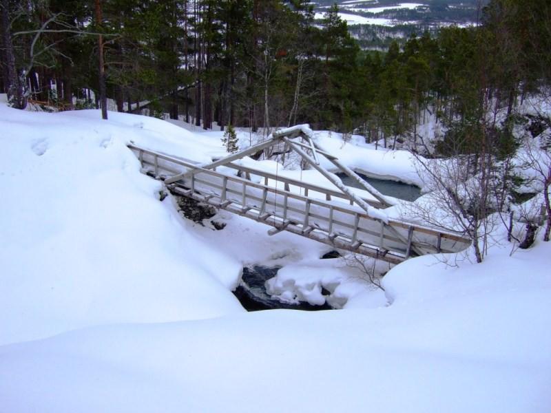 Berre om lag 200 m frå brua ligg