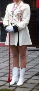 Tamburmajor-Uniform Har full HK uniform som spillende musikant Hvitt skjørt og jakke/ cape (leies av korpset) Hvit pologenser (kjøpes selv) Hvite støvletter (leies av korpset) Brun strømpebukse