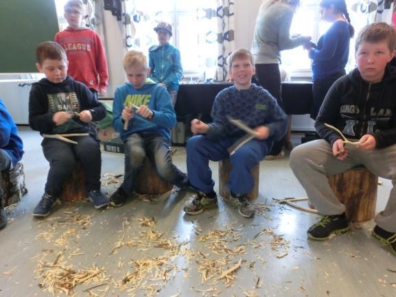 klasse fra Dovre og Dombås skole spikker i ferskt tre Telgje spikke smi