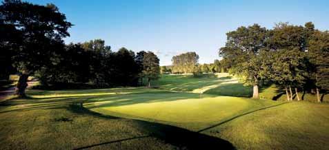 Søderåsen GK tilbyr golfspilleren store generøse treningsområder, hvor både svinget og det korte spill kan settes på plass. Du velger selv om du vil slå fra matter, gress eller under tak.