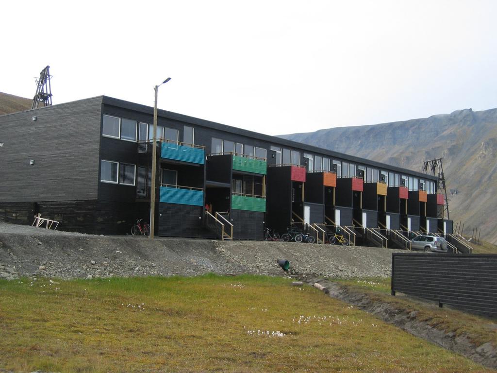 BEREDSKAP Longyearbyen Brannvesen er byens brann og redningskorps. Vi skal verne om innbyggernes liv, helse, miljø og materielle verdier.