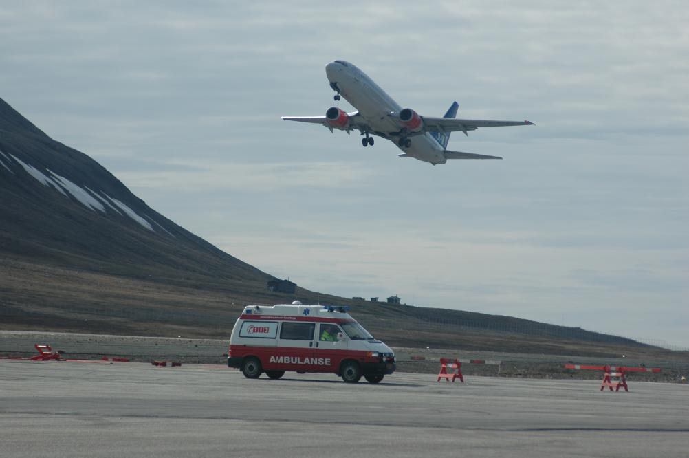 Mannskap som inngår i ambulansetjenesten gjennomfører årlig repetisjon og opplæring med personell ifra sykehuset. Dette i hht avtale med sykehuset.