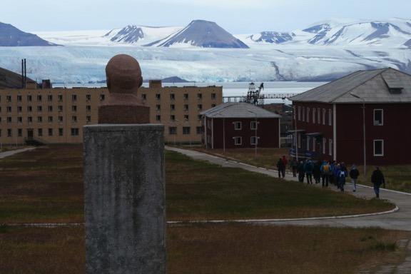 Pyramiden Posisjon:78*39`N16*21.0Ø VedfotenavethøytpyramideformafjelliMimerbuktaliggerdenforlattegruvebyenPyramiden.Gruvene blelagtnedi1998,ogbyenvarimangeårtomforfastboendemennesker.