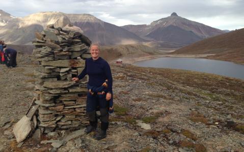 Natur&'og'kulturverdier Vegetasjon:FrodigereenndetteblirdetknaptpåSvalbard.IndredeleravBillefjordenharetgunstigklima ogdermederdetenrekkeplanteartersomkanoverleveher.