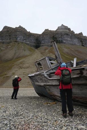 9 Natur4(og(kulturverdier(( Geologi:Fjellet,beståravmerenn250mill.årgamlelagavhvitanhydrittoglysgråbrundolomittmed fossilrikkalkstein.