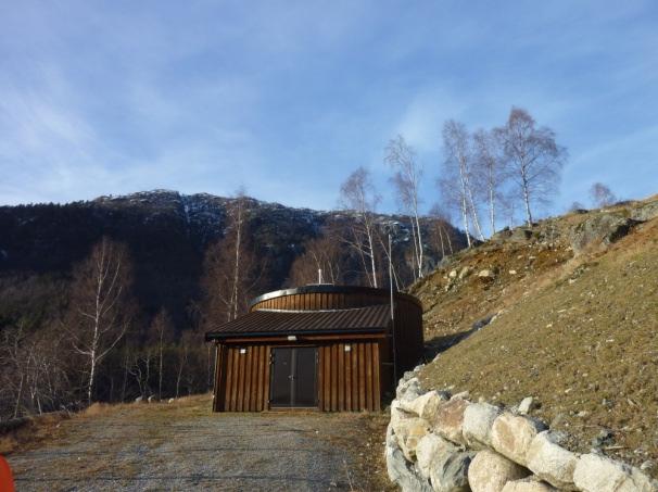 4.5. Forsyningsområde 3: Suldalsosen Ca 492 personer. Brønn i løsmasse ved Suldalsvatnet. Byggeår 1977 (hovedsakelig) UV- vannbehandling. Vannglass. Basseng Kariåsen 400 m3 Rørmateriell PVC.