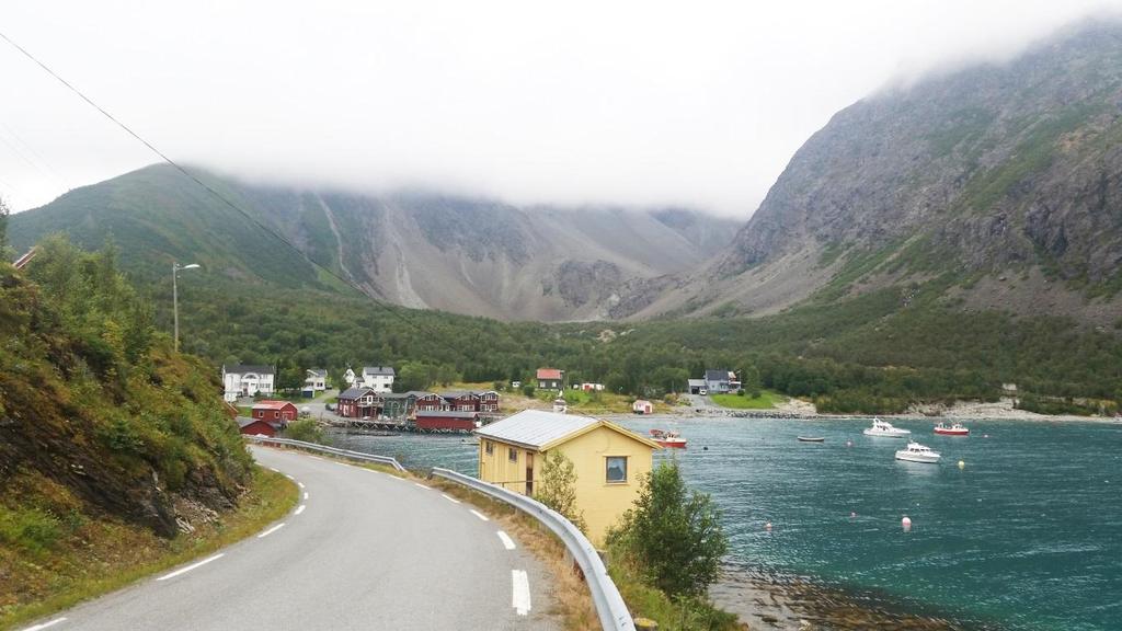 FAGRAPPORT LANDSKAP 12 (15) På nordsida av elva ligger lauvtre vegetasjonen som et grønt belte mellom den grå grusen og steinene ved elva, og fjellet som reiser seg opp fra dalen.