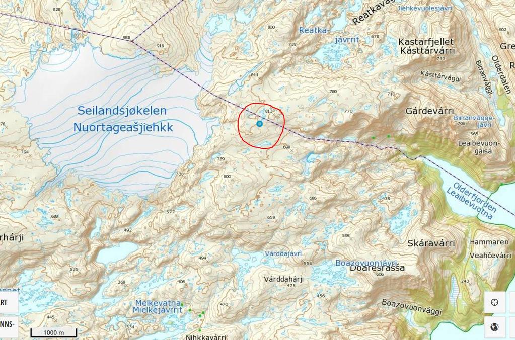 Plassering av plastteltet sirklet inn og markert med blå prikk, ved kommunegrensen. Breen har tidligere strukket seg lenger østover. Bakgrunnskart fra nor