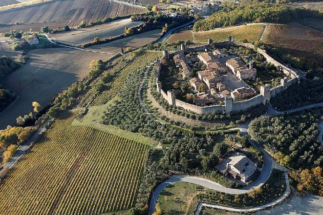 San Gimignano (ca. 1,5 t). Velkomstmiddag med vin.