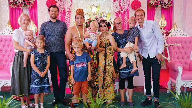 Familien Rifsgård sammen med familien Pettersen i indonesisk bryllup.
