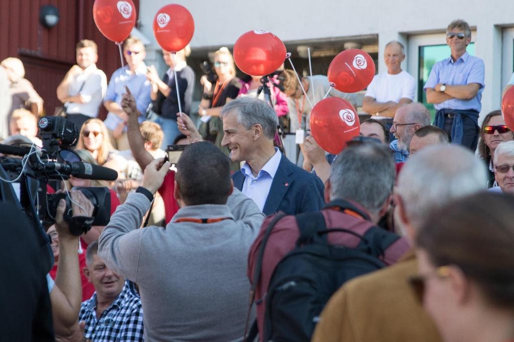 scenen var fullstappet med folk. Hovedattraksjonen var tale av partileder Jonas Gahr Støre og det var også kulturinnslag.