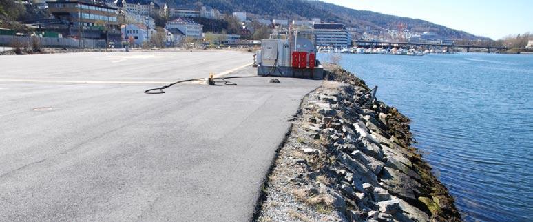 Ei brygge skal gjere det mogleg å ta seg til og frå strandparken med småbåt og må difor integrerast i utforming av strandparken.