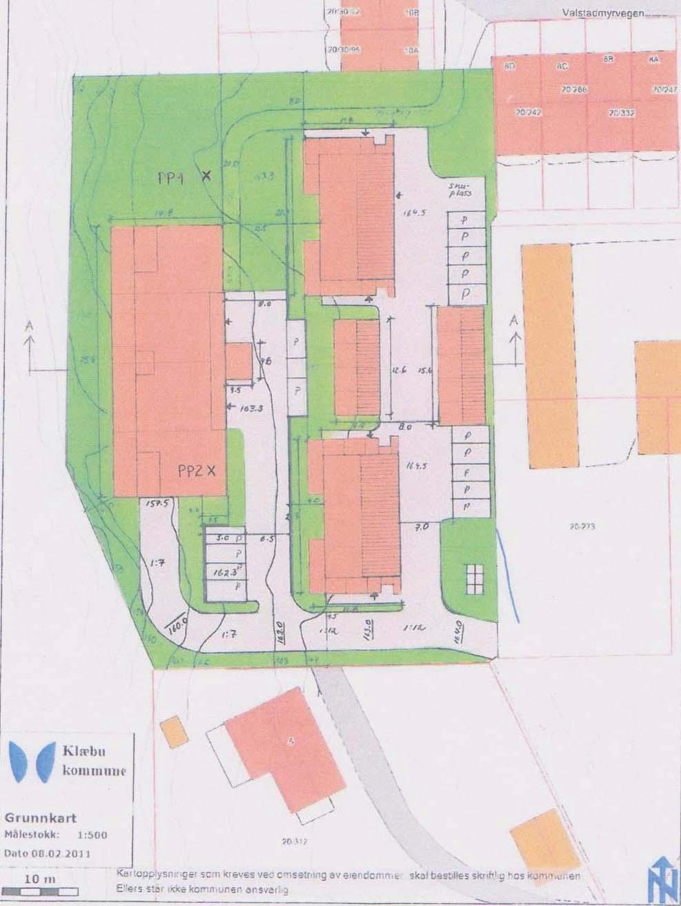 Skråningshelningen mot Nidelva ligger stedvis så bratt som 1:2. Det platået som skal bebygges ligger på ca kote 160 164.