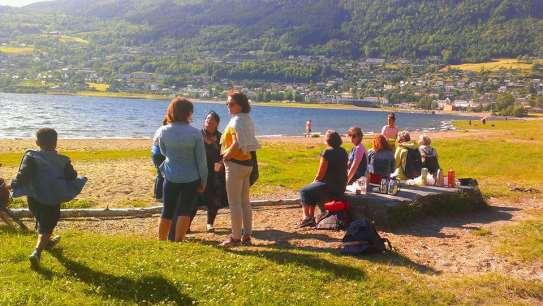 Walk and Talk Det var ei utfordring å få med innvandrarkvinner på fjellturar, så me såg etter alternativ, og kom fram til at me ville prøva med kortare turar i nærområdet.