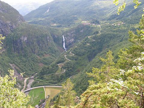 tapt i å forsere Stalheimfoss og Sivlefoss, to mektige