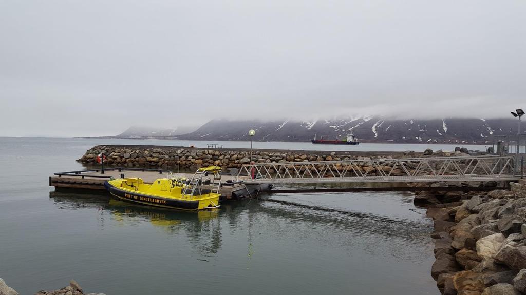 14 tankfartøy, fiskefartøy og offentlig fartøy den jevne trafikken så lenge fjorden er seilbar. Fartøyene besøker Longyearbyen havn for å levere/hente passasjerer og gods eller supplere forsyninger.