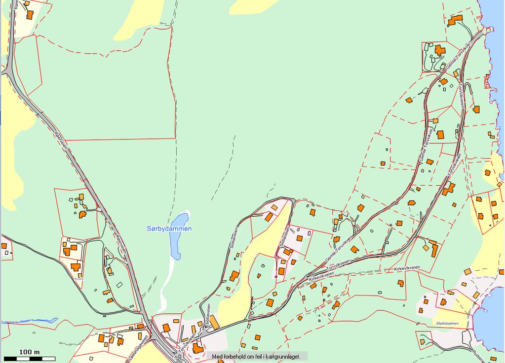 Figur 3: Avgrensning av delområde Kirkevika (rødt). Brønner hvor det er påvist tarmbakterier er vist med rød sirkel, brønner hvor det er påvist nitrogen > 0,95-1 mg/l er vist med gul sirkel.