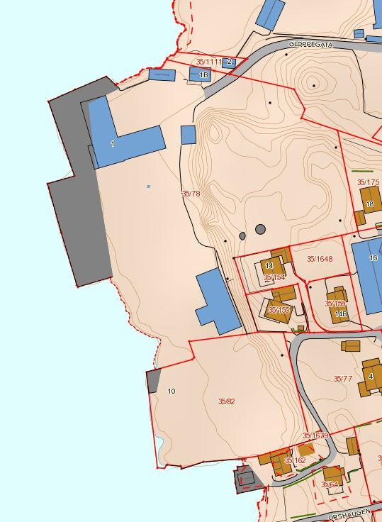 8/15 TILTAKSPLAN SMEDASUNDET 1 Forurensningssituasjonen gjenspeiler tidligere aktiviteter på eiendommen. Arealet ligger på delvis utfylte masser og det er stor variasjon i grunnforholdene.