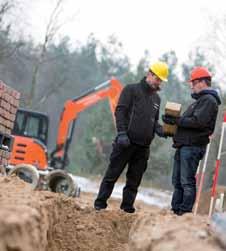 Dekslene på ZAXIS 33U-gravemaskinen, inkludert de for radiatoren, motoren og drivstofftanken, har blitt designet til å kunne åpnes bredt og på en praktisk måte.