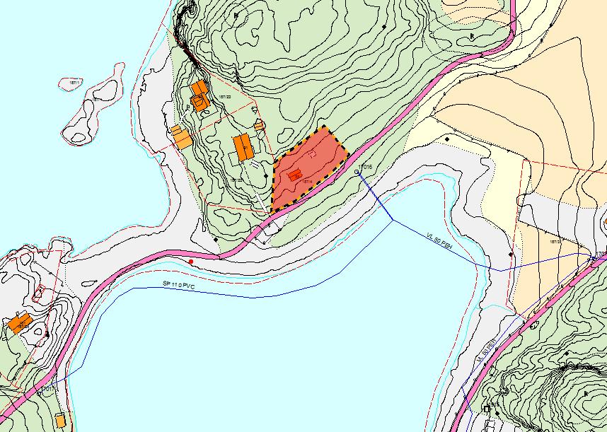 Fasade mot øst Fasade mot sør I henhold til byggesøknaden har den nye fritidsboligen et bebygd areal BYA på 100 m2, hvor det samtidig er planlagt parkering og uoverbygd uteplass på 20 m2.