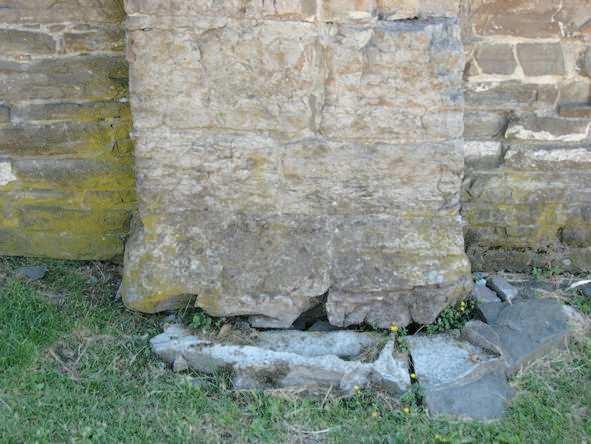 Det ble i størst mulig grad brukt den originale steinen, men flere steder var det falt ned løs stein fra ruinen som ikke kunne stedfestes.