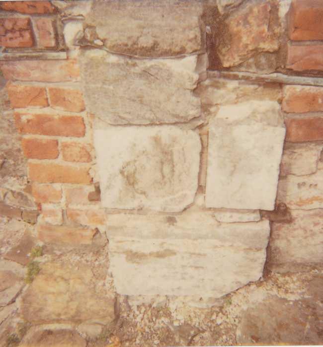 det skulle bli for stor belastning på veggen over og fuktskader på denne. Det ble brukt stein og grus. Fig. 3.