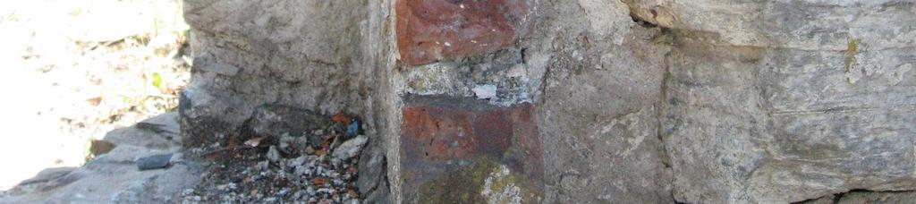 Rester av jernnagler stakk opp i begge jernfestene inne i muren.
