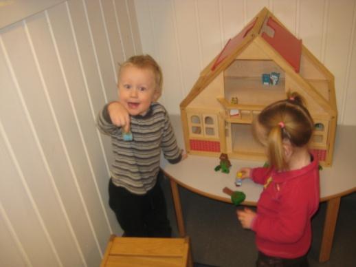 I begynnelsen av måneden gjorde vi voksne noen endringer i rommet på Perlå.