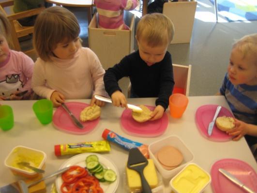 et eget bord til disse barna, hvor de fikk sitte sammen og smøre maten sin selv. De voksne var ved siden av og motiverte dem, og alle fikk det til veldig bra!