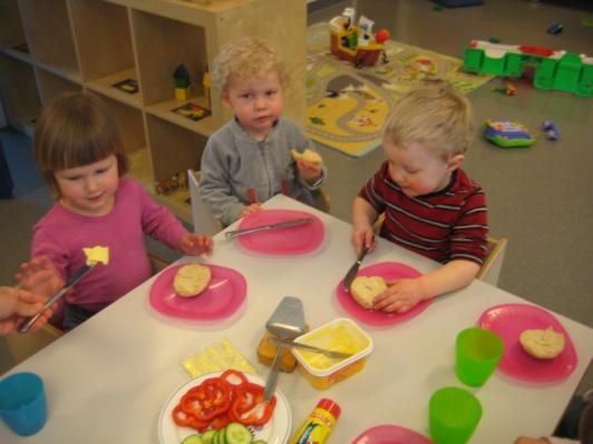 Var det noen som trengte hjelp, spurte de hverandre og klart det er stas å kunne hjelpe kameraten sin Dette vil vi fortsette med minst en gang i uka, for øvelse gjør mester!