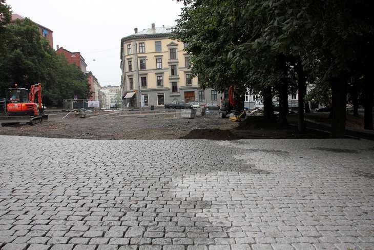 Lekeapparatene vil bli montert snart. På ballplassen er sittekantene rundt plassen nesten helt ferdige.