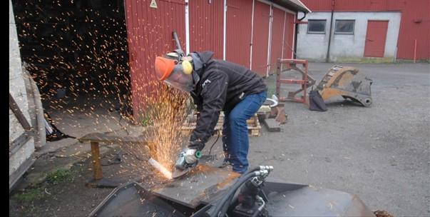 29 Kurs i varme arbeider i landbruket Sigmund Moen Trønsdal 900 46 093 Mange branner skyldes uforsiktighet og slurv ved utførelse av varme arbeider.