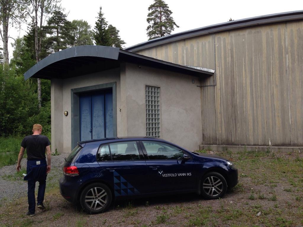 Gjøgri høydebasseng er plassert nær toppen på en ås som har sin høyeste punkt på 105 m mindre enn 100 m fra bassenget.