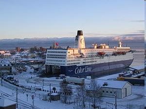 LARVIKSDUGNADEN Før 2008 så det slik ut, den gigantiske parkeringsplassen bla for trailere er delvis skjut bak fergen Dette er fra naturens side en nydelig sandbukt, nå midt i Larvik sentrum.