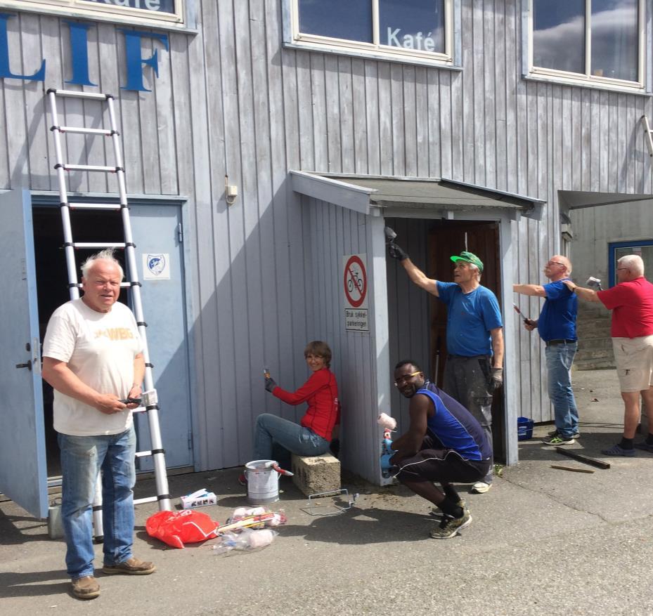 Stordugnad og klubbhuset er nå beiset rundt det hele! Etter en stordugnad av mange LIF-medlemmer er nå klubbhuset beiset rundt det hele.