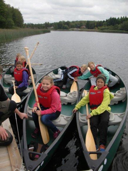 En fornøyd og glad gjeng reise hjem etter en lang og fuktig aktivitetsdag. utdeling av vester og årer. Deretter innsats for å få kanoene på vannet.