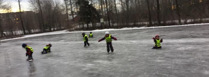 Skøyteglede og mestring Vi har ikke hatt snø, så vi har isteden gått mange turer til skøytebanen på Åsterud. Vi har funnet en fin ordning, så det ikke blir slitsom for barna å gå dit.