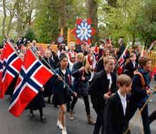 Fylt av glede for landet vårt. Den store dagen vil vi feire. Nå lyder takkens melodi som stiger opp fra folket. Fra oss som ønsker et demokrati. Ref. Hurra!