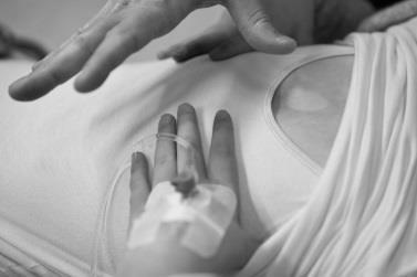 Kapillærfyllingstid måles ved å trykke med finger over brystbenet på barnet slik at huden blir hvit, i 5 sekunder.