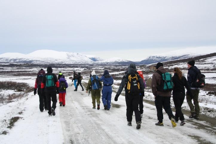 Bygg Varder deltakere på tur Vi har sett moskus og er strålende fornøyd Bygg Varder på moskussafari Lørdag: Etter frokost samlet vi oss i grupperommet og fikk en teoretisk gjennomgang av moskusguiden.