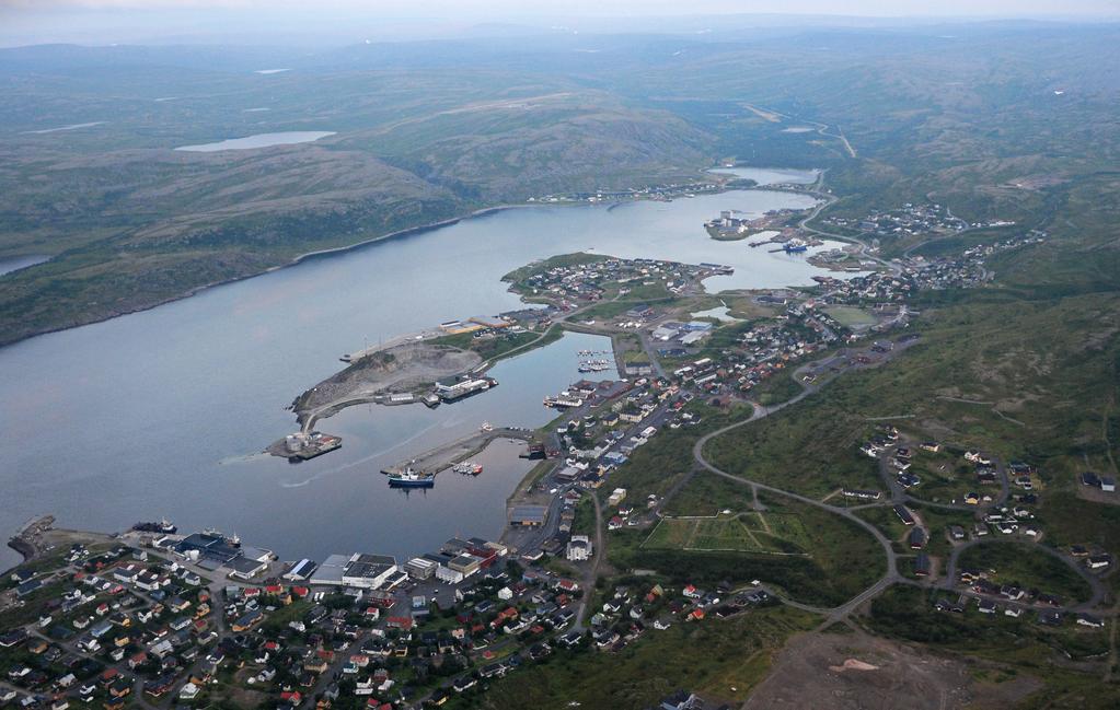 Båtsfjords nøkkelkvaliteter for fugler Båtsfjords nærhet til det rike Barentshavet gjør området inne i selve fjorden til en lett tilgjengelig og samtidig lunt tilholdssted for en rekke fuglearter.