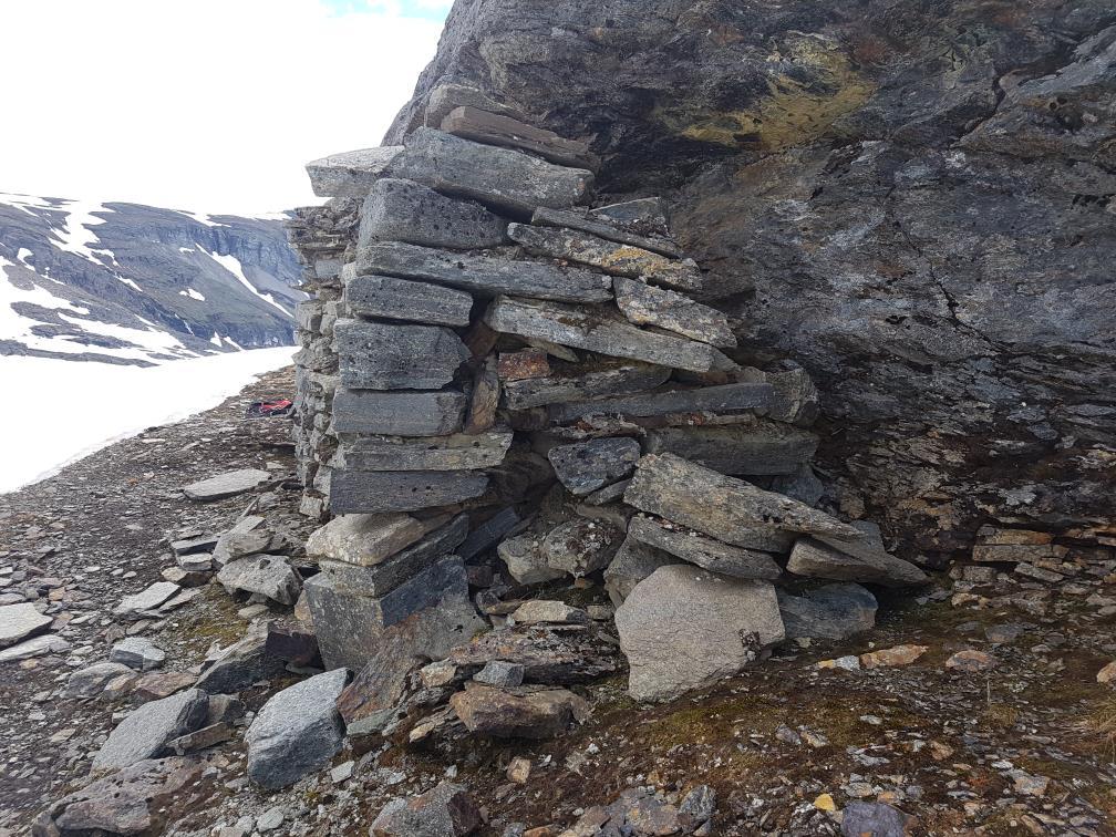 Endevegg mot nord Innenfra og ut mot nord Fra Askeladden: Bunker/oppholdrom