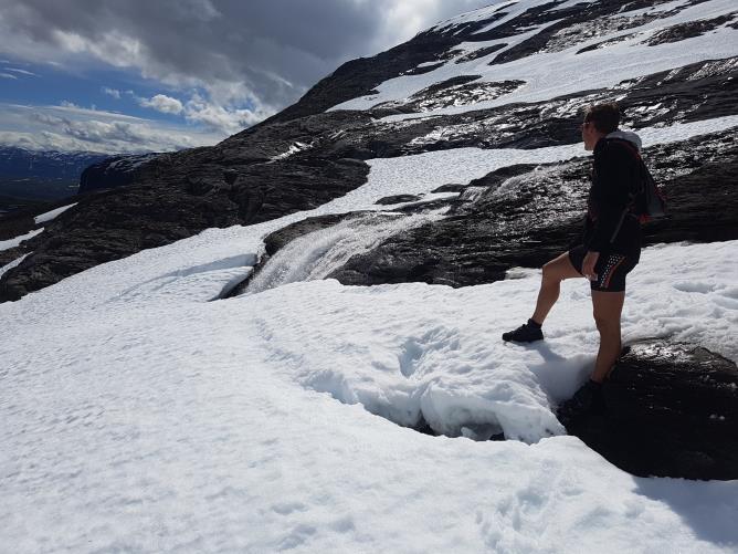 Det var mue snø i området og alle grotteinnganger var dekket av snø.