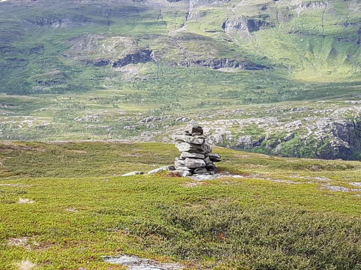 sørsiden av brua. På sørsiden begynner den nye stien ved en stein med rødt kryss ved WP 031 et stykke sør for en stor varde(bilde 1).